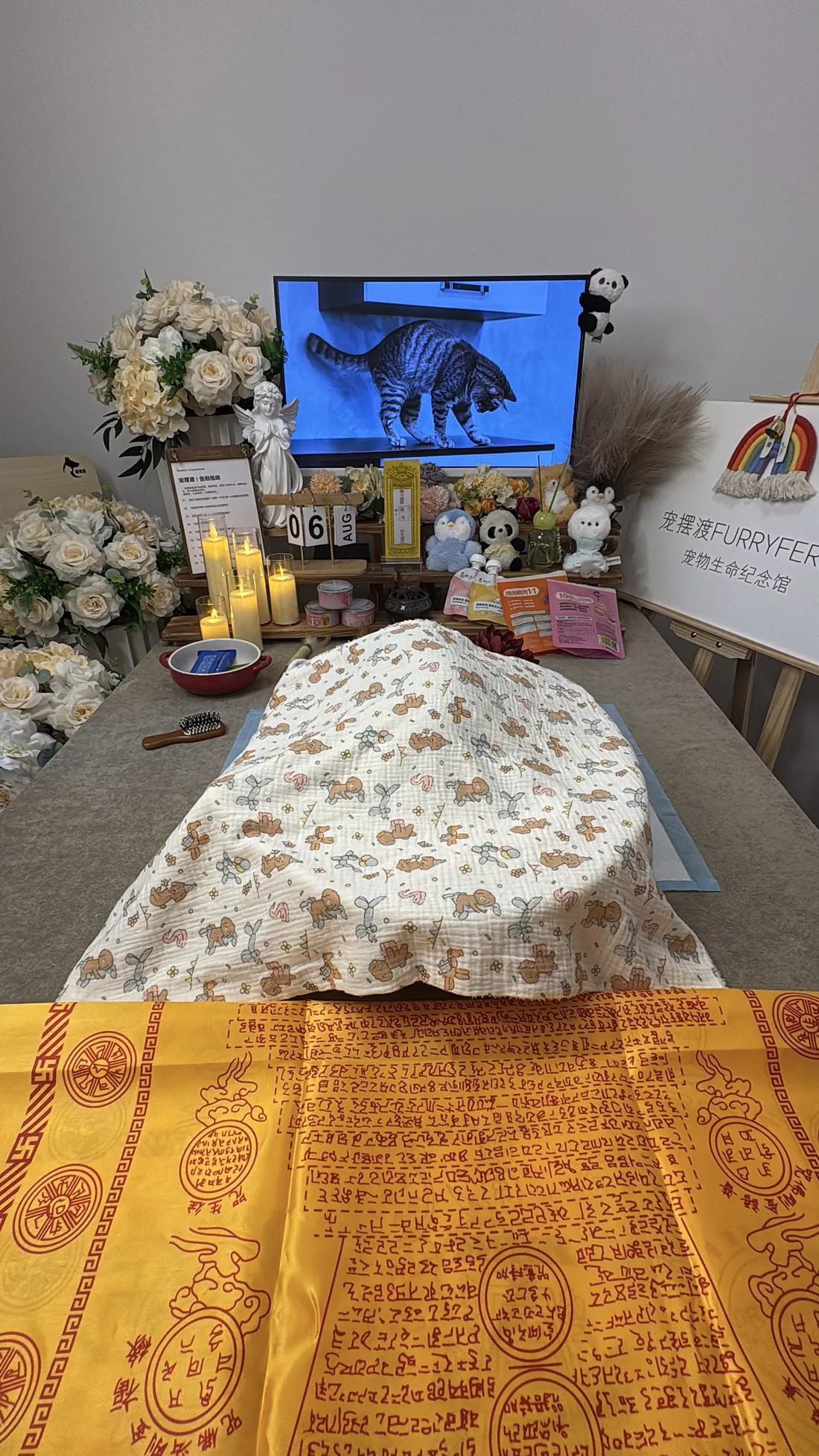 北京宠物告别仪式中的鲜花与纪念照片